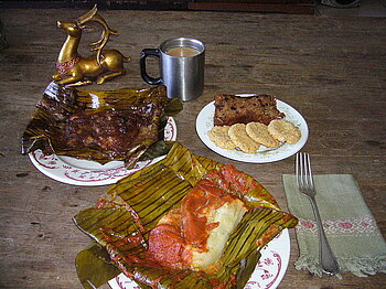 Rote und schwarze Tamales in Guatemala