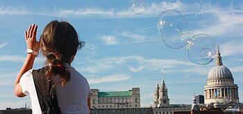 Mädchen in London mit Seifenblasen
