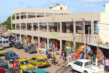 Alltag in Gambia: Straßenszene Autos auf einer Straße in Gambia