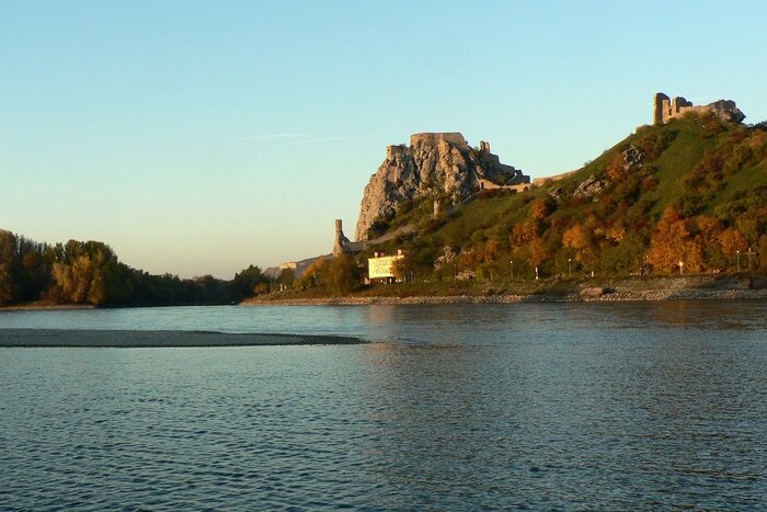 Donau an der Burg Devín