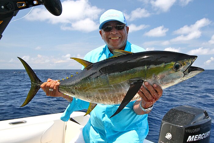 Angler mit Fisch in Costa Rica