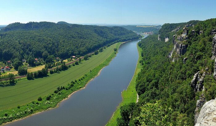 Die Elbe fließt durch die Sächsische Schweiz.