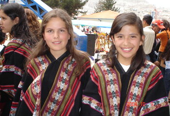 Zwei Schülerinnen am Colegio Franco Boliviano