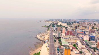 Luftbild von Libreville am Meer