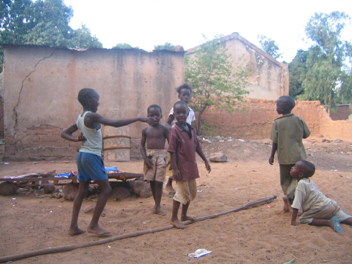 Kinder spielen in Bugini auf der Straße