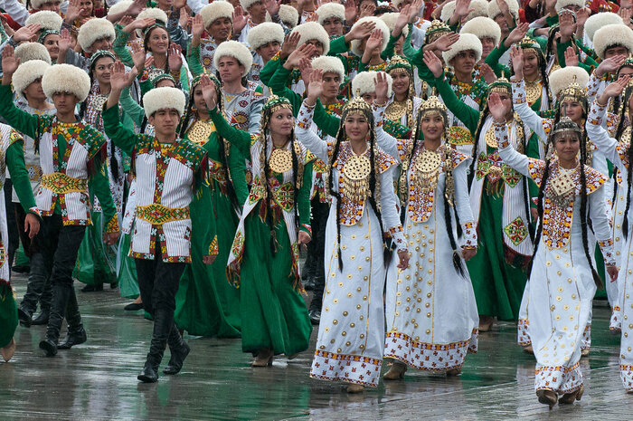 Turkmenen in traditioneller Kleidung