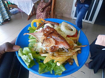 Essen aus Burkina Faso: Huhn mit Salat