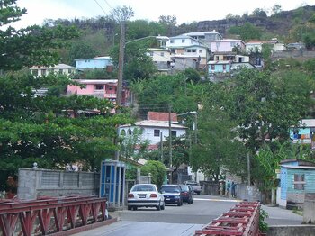 Straße und Häuser in Canaries, St. Lucia