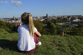 Kleine Polin blickt auf Danzig