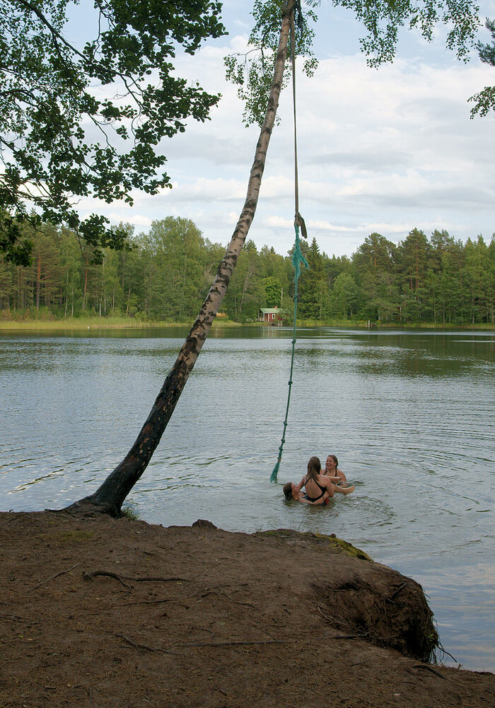 Kinder baden im finnischen See