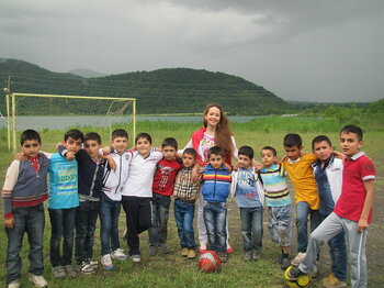 Schulklasse auf dem Fußballfeld ihrer Schule