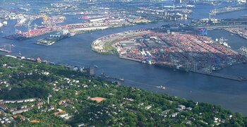 Luftaufnahme des westlichen Hamburger Hafens mit Blick über den Köhlbrand und Waltershof