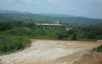 Bauxitabbau und Aluminiumfabrik in Jamaika