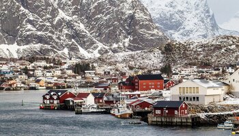 Reine auf Moskenesøy auf den Lofoten im Winter