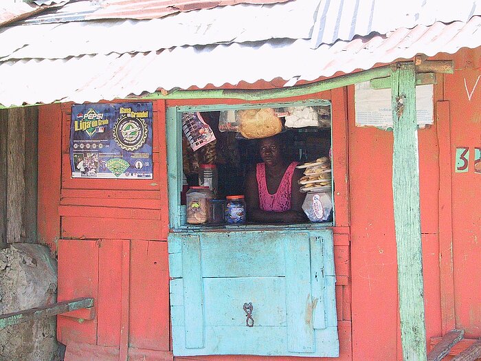 Frau im Laden, Haiti