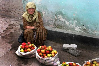 Apfelverkäuferin in Tadschikistan
