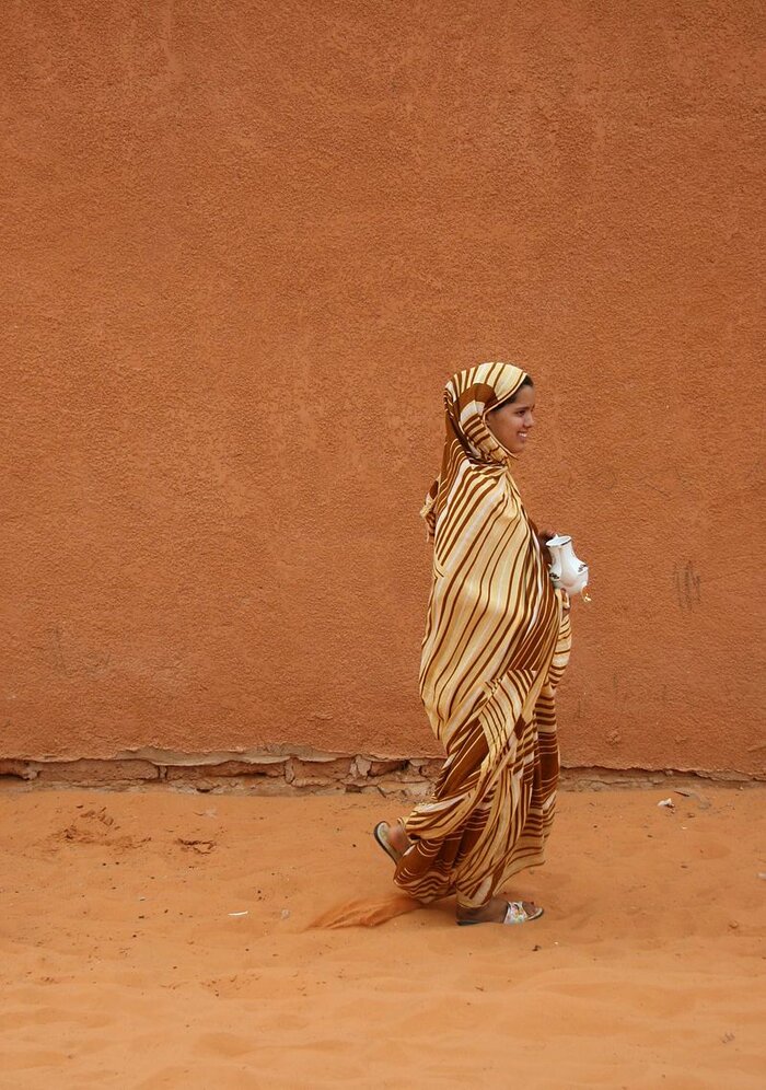 Mauretanische Frau unterwegs