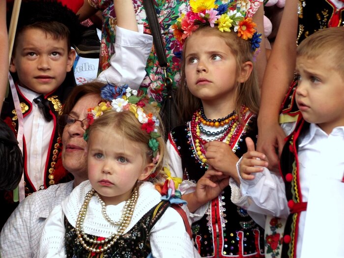 Kinder bei einer Parade in Krakau