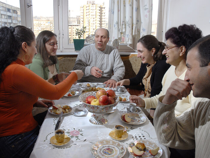 Armenische Familie am Esstisch