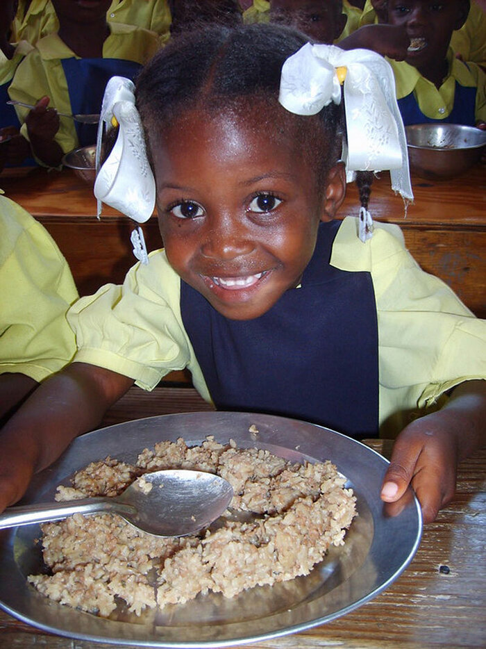 Mädchen in Haiti beim Essen