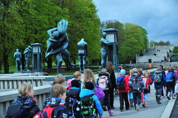 Schulausflug in Oslos Skulpturenpark