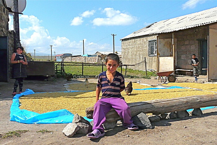 Kinder in Aragat in Armenien