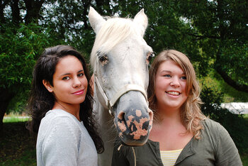 Zwei Mädchen mit Pferd