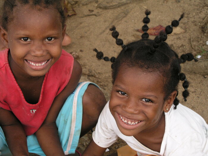 Zwei fröhliche Mädchen von São Tomé und Príncipe