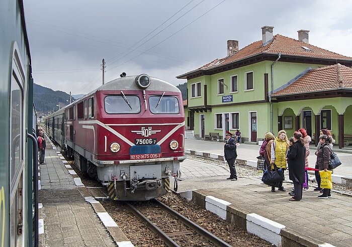 Menschen am Bahnhof in Bulgarien