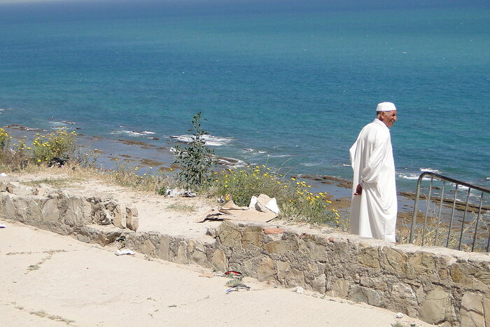 Mann in Tanger schaut aufs Meer