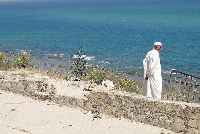 Mann in Tanger schaut aufs Meer