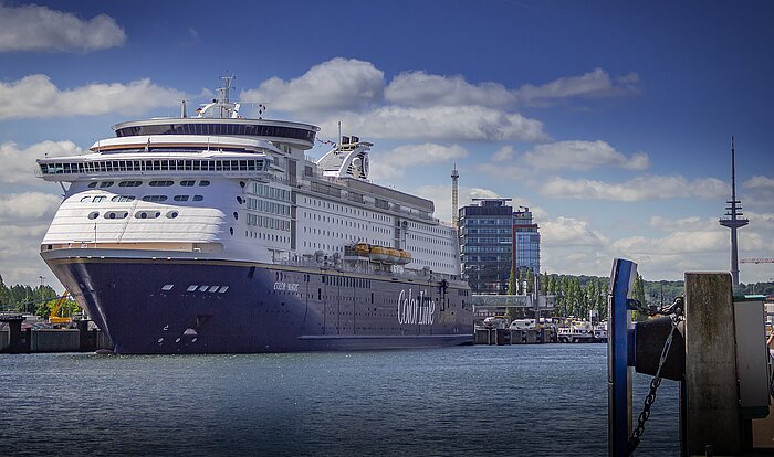 Kreuzfahrtschiff in Kiel