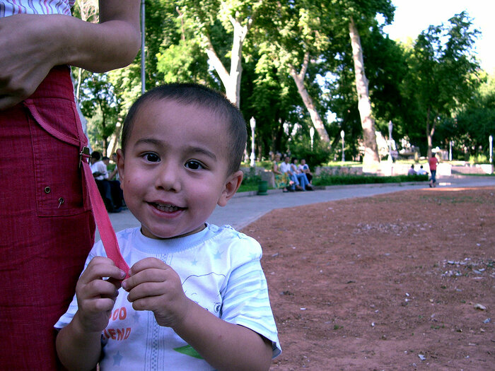 Kleiner Junge im Park in Usbekistan