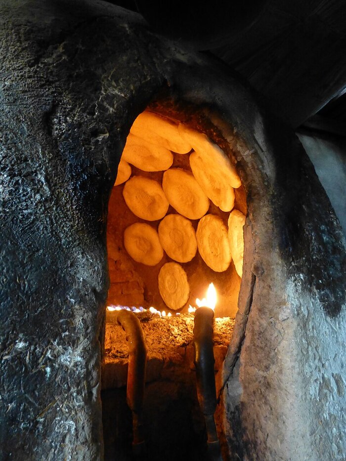 Brotbacken in Samarkand Brot im Ofen in Usbekistan