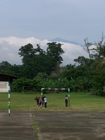 Kinder aus Äquatorialguinea spielen Fußball Fußball in Äquatorialguinea