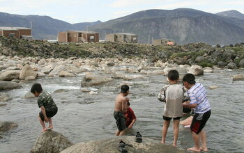 Kinder baden in Nunavut