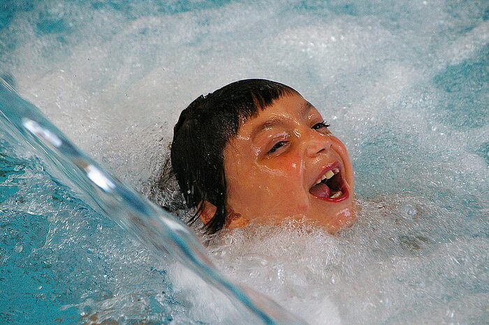 Mädchen im Schwimmbad in Österreich