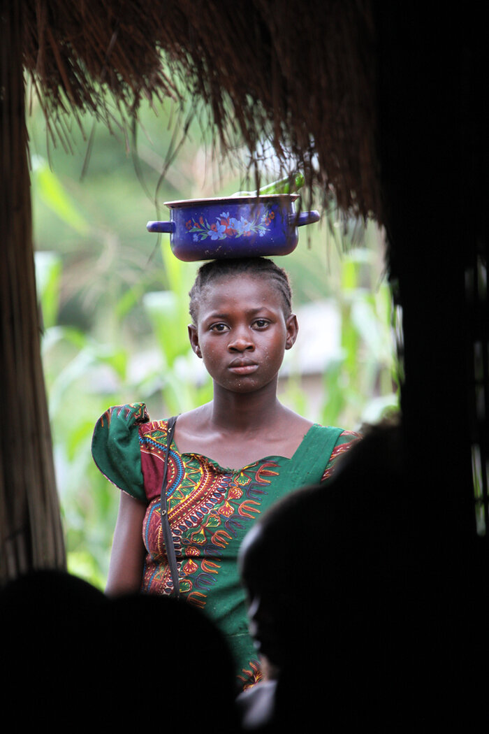 Frau aus Sierra Leone mit Topf auf dem Kopf
