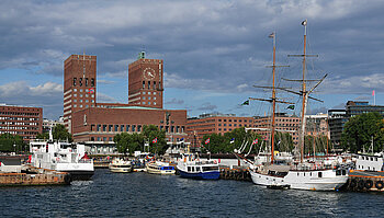 Hafen und Rathaus von Oslo