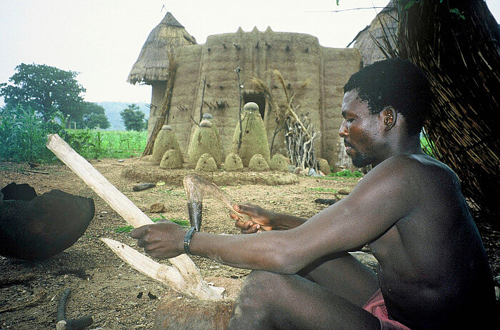 Herstellung einer Hacke in Togo