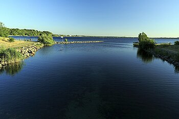 Am Cospudener See kannst du hervorragend Urlaub machen.