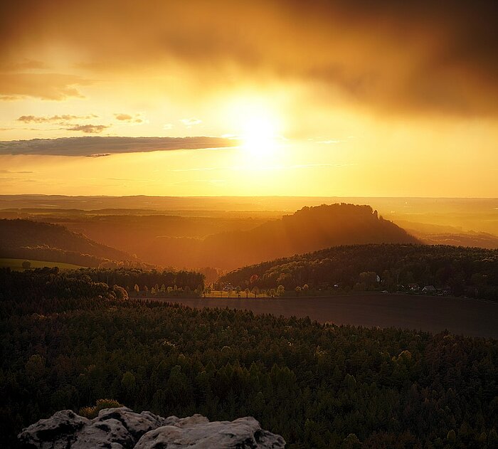 Früh am Morgen erstrahlt die Festung Königstein in der Sächsischen Schweiz im Sonnenlicht.