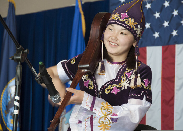 Musikstudentin aus Kirgisistan spielt auf der Komuz