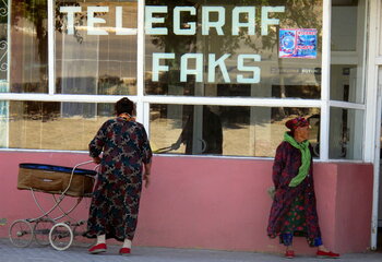 Zwei Frauen in Turkmenistan und ihre Kleidung