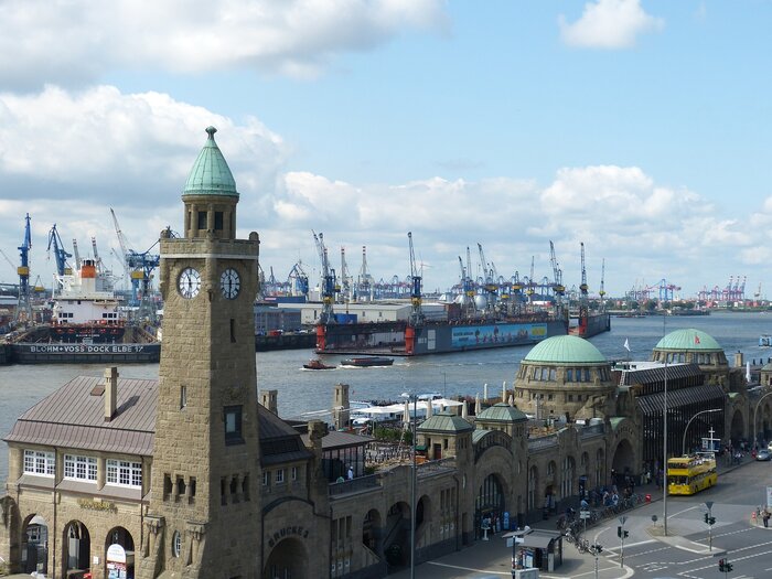 Hamburger Hafen und Landungsbrücken in St. Pauli