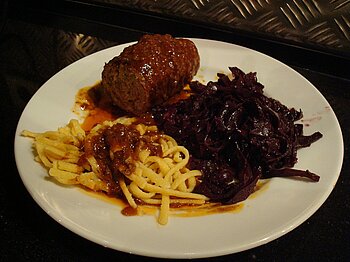 Typisch deutsches Essen - Roulade mit Spätzle und Rotkohl