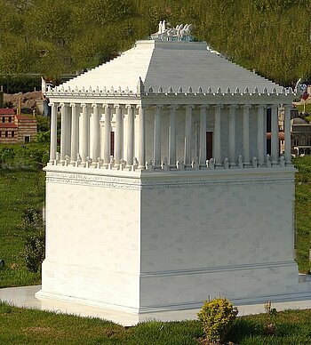 Modell des Mausoleums von Helikarnassos