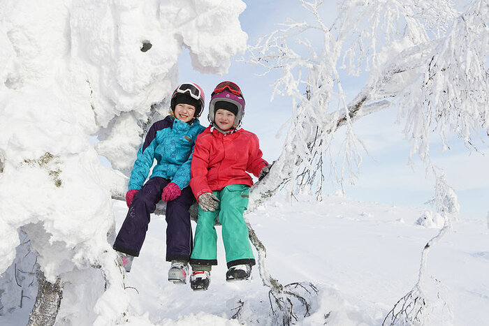 Finnische Kinder im Schnee