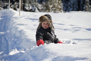 Österreichischer Junge im Schnee
