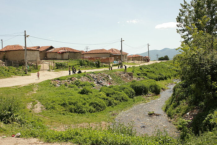 Straße in Pevtsite, bewohnt von Roma